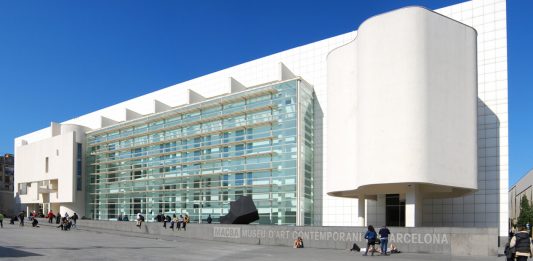 Elvira Dyangani Ose lascia il MACBA di Barcellona. Tensioni e un incarico ad Abu Dhabi: ecco cosa sta succedendo