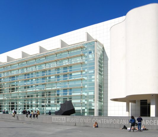 Elvira Dyangani Ose lascia il MACBA di Barcellona. Tensioni e un incarico ad Abu Dhabi: ecco cosa sta succedendo