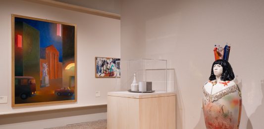 Non solo de Chirico. A Milano la grande mostra diffusa sulla Metafisica e la sua eredità nel presente metafisica mostra