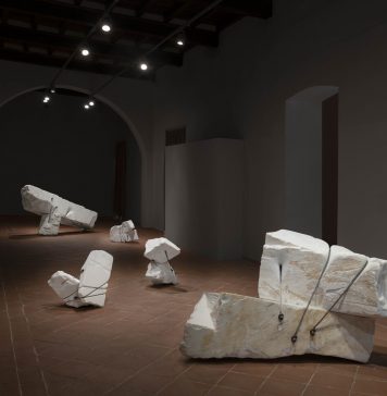 Quando il marmo parla di noi: legami, resistenze e fragilità nella scultura di Mikayel Ohanjanyan