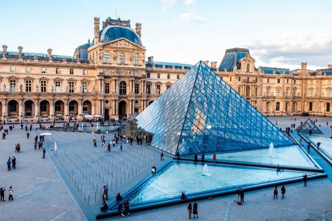 parigi-louvre-piramide-hd