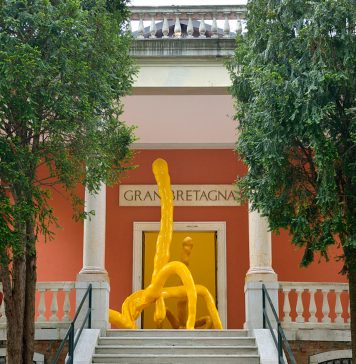 In parte uomo, in parte mantide religiosa: una scultura di Sarah Lucas sfida il mercato