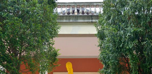 In parte uomo, in parte mantide religiosa: una scultura di Sarah Lucas sfida il mercato sarah lucas