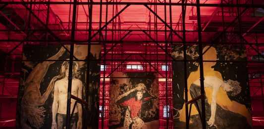 L’Amleto di Shakespeare prende forma in un teatro in restauro. È l’opera di un artista contemporaneo