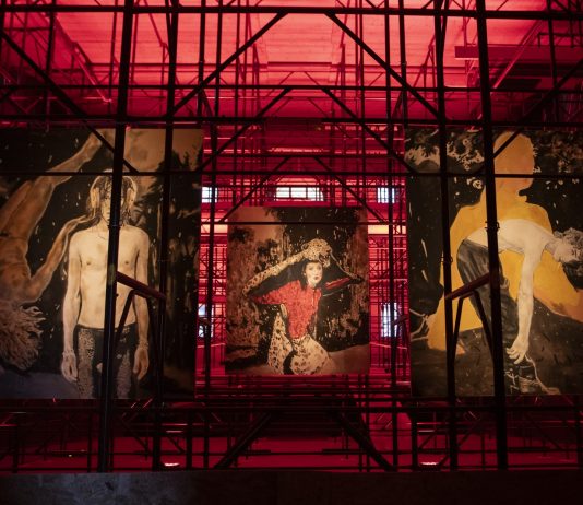 L’Amleto di Shakespeare prende forma in un teatro in restauro. È l’opera di un artista contemporaneo