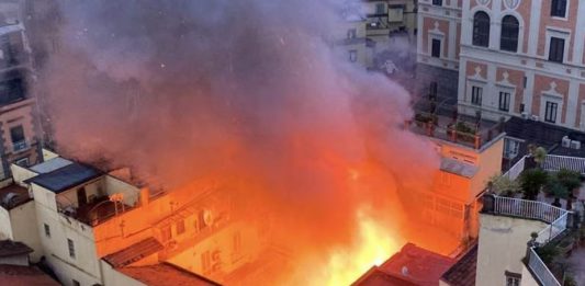 Incendio al Teatro Sannazaro: in fiamme il tempio della cultura napoletana teatro sannazaro incendio