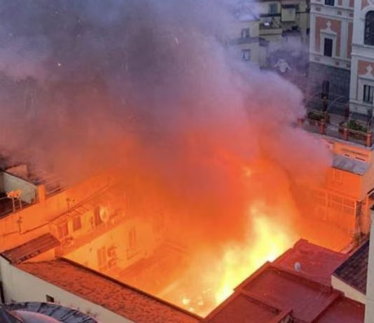 Incendio al Teatro Sannazaro: in fiamme il tempio della cultura napoletana teatro sannazaro incendio