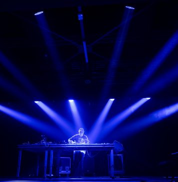 Yann Tiersen alle OGR Torino: pianoforte, elettronica e un pubblico disteso a terra