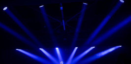 Yann Tiersen alle OGR Torino: pianoforte, elettronica e un pubblico disteso a terra