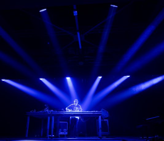 Yann Tiersen alle OGR Torino: pianoforte, elettronica e un pubblico disteso a terra