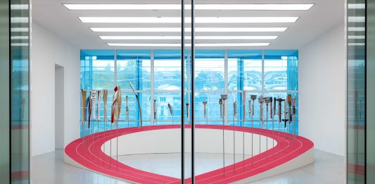 What We Carry, al Museion di Bolzano una mostra sulle torce e l’eredità dei Giochi Olimpici