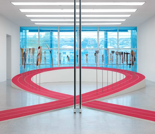 What We Carry, al Museion di Bolzano una mostra sulle torce e l’eredità dei Giochi Olimpici