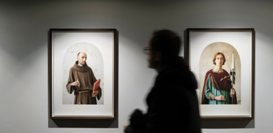 “Seeing is Believing. Vedere per credere” la nuova mostra di Mishka Henner sulle immagini che nascono dalle parole, fino al 3 maggio a Palazzo Santa Margherita, Modena