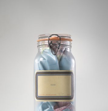 Otto artisti per mappare il nostro tempo: la mostra da Thomas Dane a Napoli