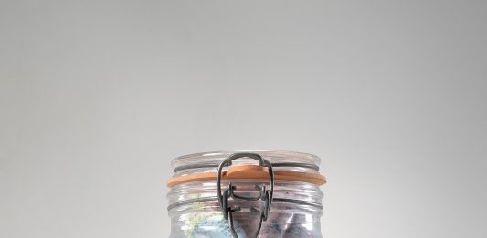 Otto artisti per mappare il nostro tempo: la mostra da Thomas Dane a Napoli