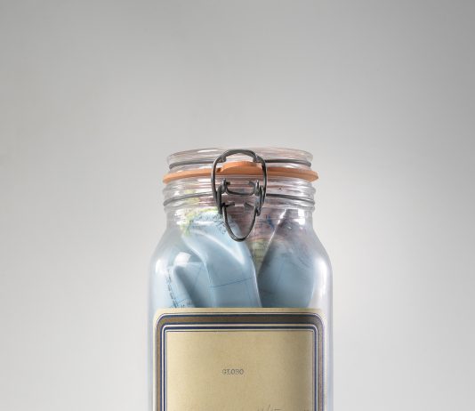 Otto artisti per mappare il nostro tempo: la mostra da Thomas Dane a Napoli