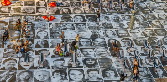 JR arriva a L’Aquila: il progetto Inside Out coinvolgerà oltre duemila cittadini