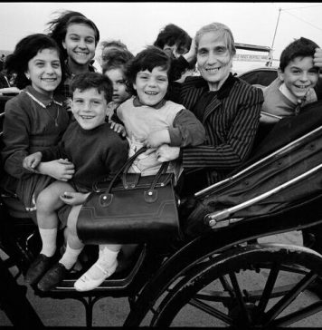 A Riccione vanno in mostra Gli Italiani di Bruno Barbey, ritratto di un Paese tra guerra e boom