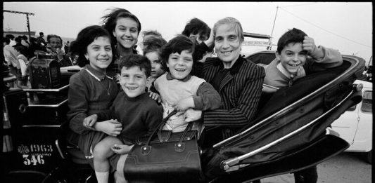 A Riccione vanno in mostra Gli Italiani di Bruno Barbey, ritratto di un Paese tra guerra e boom