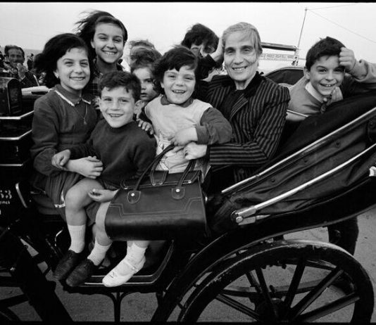 A Riccione vanno in mostra Gli Italiani di Bruno Barbey: ritratto di un Paese tra guerra e boom