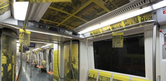 Nella metro di Roma è apparsa un’installazione sul tema del rapporto tra guerra e normalità