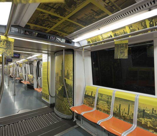 Nella metro di Roma è apparsa un’installazione sul tema del rapporto tra guerra e normalità