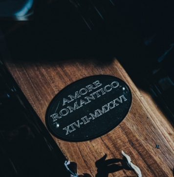 Una performance a Roma per celebrare la morte e la vita dell’amore romantico