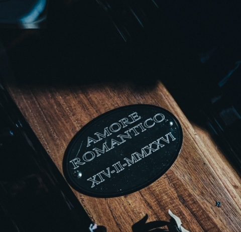 Una performance a Roma per celebrare la morte e la vita dell’amore romantico