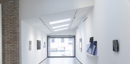 A Venezia, una collettiva di giovani artisti ci chiede che cosa significhi restare umani oggi