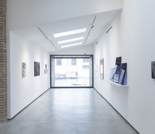 A Venezia, una collettiva di giovani artisti ci chiede che cosa significhi restare umani oggi