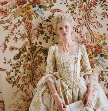 Marie Antoinette torna a Versailles: una mostra celebra il film culto di Sofia Coppola