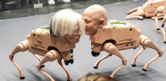 Il branco di cani robot di Beeple arriva alla Neue Nationalgalerie di Berlino