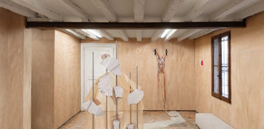 Rame, smalto e viscosa: le “Bugie” seducenti di Valentina Cameranesi Sgroi a Venezia