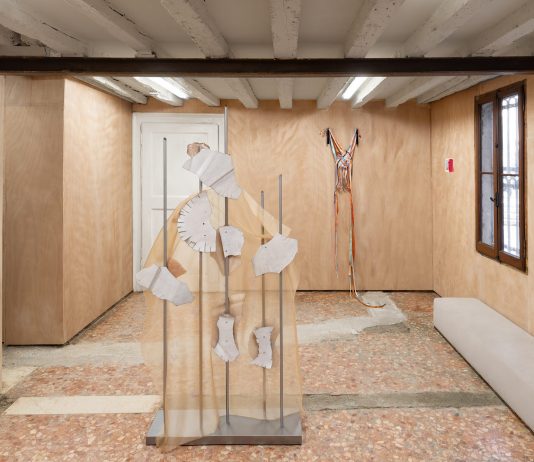 Rame, smalto e viscosa: le “Bugie” seducenti di Valentina Cameranesi Sgroi a Venezia