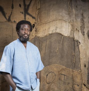 Ibrahim Mahama è stato aggredito in Ghana: istituzioni e comunità artistica chiedono chiarezza