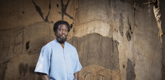 Ibrahim Mahama è stato aggredito in Ghana: istituzioni e comunità artistica chiedono chiarezza