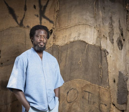 Ibrahim Mahama è stato aggredito in Ghana: istituzioni e comunità artistica chiedono chiarezza