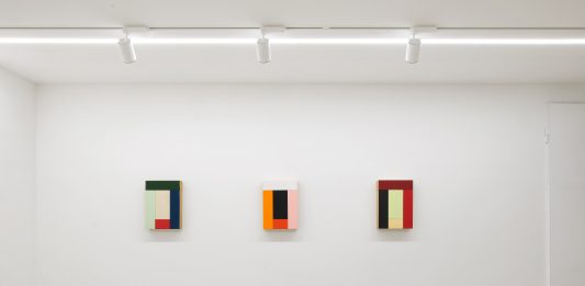 Imi Knoebel e il respiro silenzioso della pittura astratta: la mostra a Milano Imi Knoebel, veduta della mostra, courtesy Dep Art Gallery, Milano, Ph. Bruno Bani, 2026
