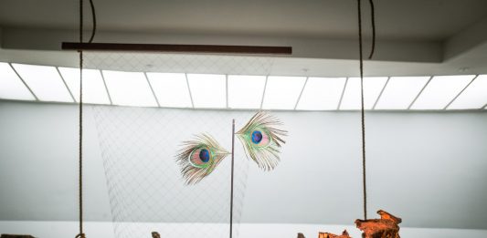 Muoversi nella spirale scultorea di Carol Bove: la mostra al Guggenheim di New York