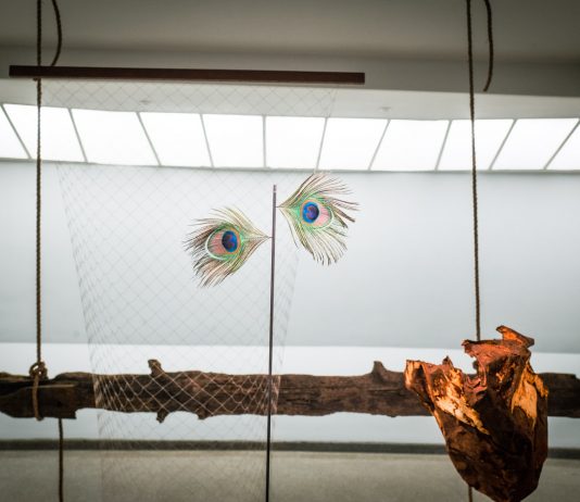 Muoversi nella spirale scultorea di Carol Bove: la mostra al Guggenheim di New York