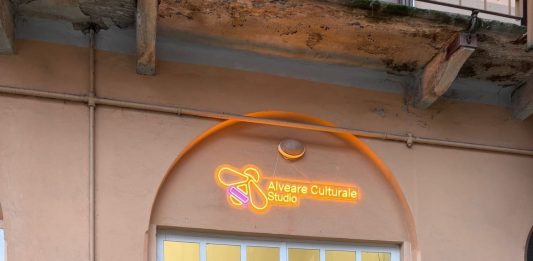 Donne che escono dai muri. Marina Lubrano in mostra ad Alveare Culturale