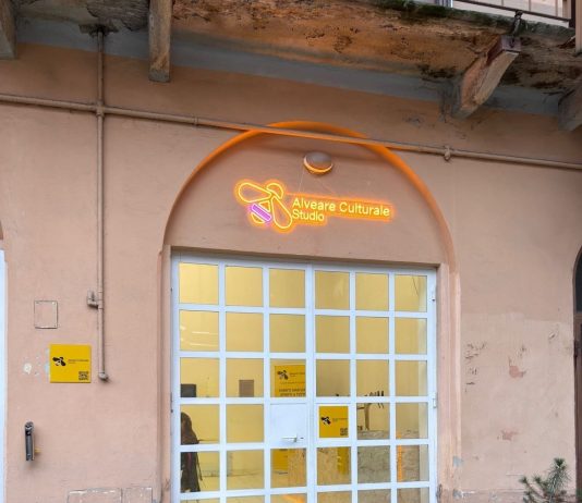 Donne che escono dai muri. Marina Lubrano in mostra ad Alveare Culturale