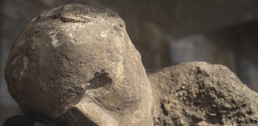 A Pompei un nuovo allestimento racconta la storia dei calchi delle vittime dell’eruzione
