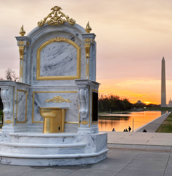 Un wc dorato davanti al Lincoln Memorial: arte pubblica e satira politica made in USA
