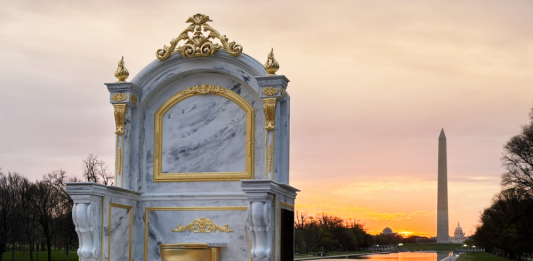 Un wc dorato davanti al Lincoln Memorial: arte pubblica e satira politica made in USA wc dorato Lincoln Memorial