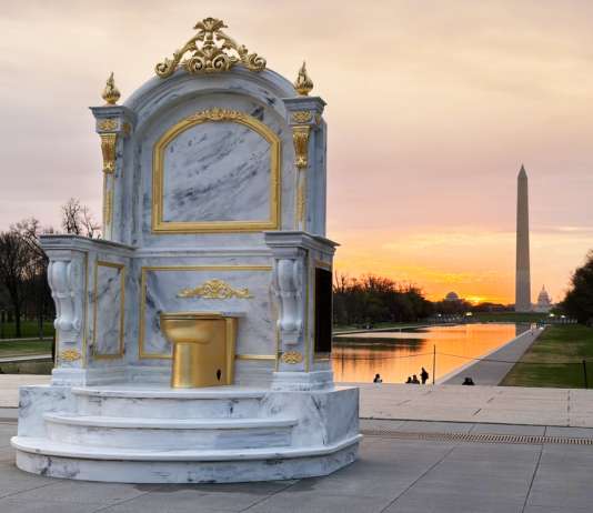 Un wc dorato davanti al Lincoln Memorial: arte pubblica e satira politica made in USA wc dorato Lincoln Memorial
