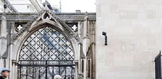 Chi ha bisogno del vero nome di Banksy? Anonimato e potere in cinque opere chiave