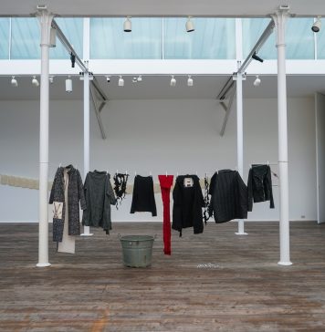 Si può indossare un’opera d’arte? A Milano il confronto tra Maria Calderara e Tomaso Binga