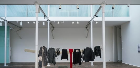 Si può indossare un’opera d’arte? A Milano il confronto tra Maria Calderara e Tomaso Binga maria calderara e tomaso binga