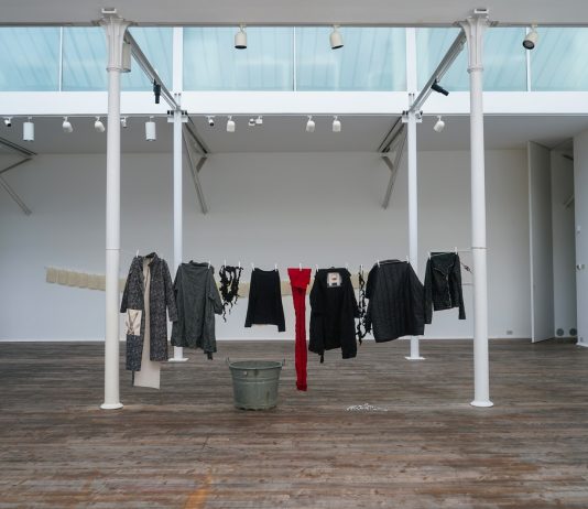 Si può indossare un’opera d’arte? A Milano il confronto tra Maria Calderara e Tomaso Binga maria calderara e tomaso binga